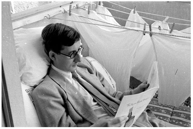 Freeman Dyson reading a magazine in Zurich, 1951.