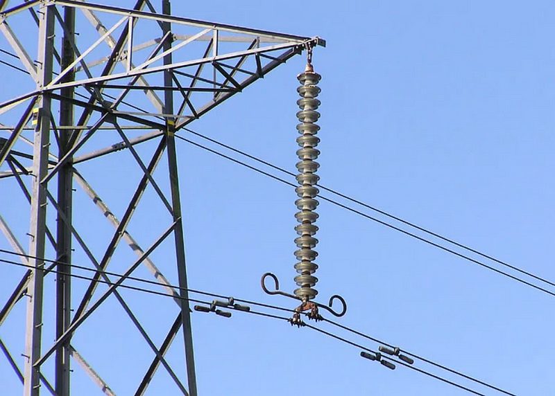 Insulator string on a power pylon